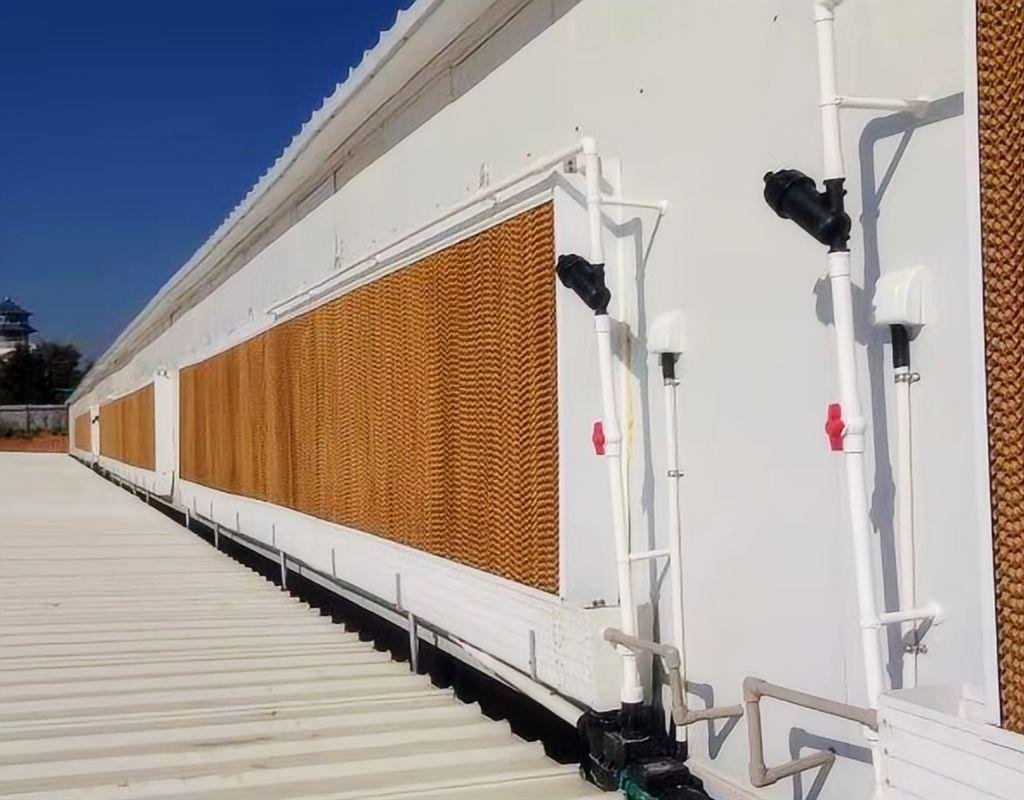 Cooling pad system for poultry farm